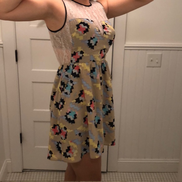 Patterned summer dress with lace neckline and back - Picture 3 of 5